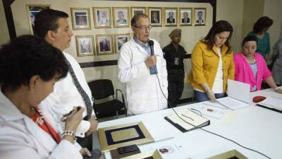 Las autoridades recibieron el informe de los resultos obtenidos por la comisión interventora. Foto: Wendell Escoto.