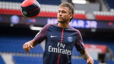 El delantero brasileño Neymar Jr posa para los fotógrafos durante su presentación como nuevo jugador del equipo francés París Saint-Germain (PSG) en el estadio del Parque de los Príncipes en París (Francia), el pasado 4 de agosto. EFE