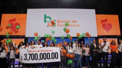 Nahún Moreno, gerente de Mercadeo de Banco de Occidente, hizo entrega de la donación en nombre de los donantes que apoyaron la Teletón 2018.