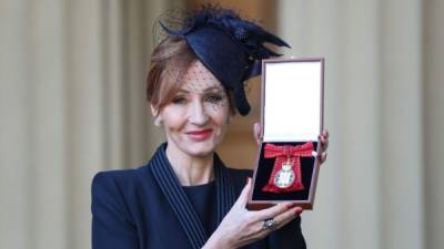 La escritora ahora es parte de un selecto grupo que la monarquía británica honra por su aportación a la cultura y la ciencia, entre otros ámbitos.Foto AFP.