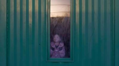 México intercepta ocho hondureños, incluidos cinco menores cerca de fronteraUn niño mira a través de una ventana de un centro de migrantes. EFE/archivo