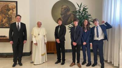 Musk visitó al Papa Francisco junto a cuatro de sus hijos, Damian, Kai, Saxon y Griffin. El multimillonario acaba de ser padre de gemelos.