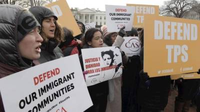 Activistas pro inmigración, líderes comunitarios e inmigrantes protestan frente a la Casa Blanca contra la cancelación del estatus de protección temporal (TPS) a los salvadoreños. Foto de archivo