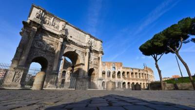 Lugares de fuerte atractivo turístico como el Arco de Constantino en Roma, lucen completamente solos debido a las restricciones establecidas por las autoridades italianas para prevenir más casos de coronavirus.