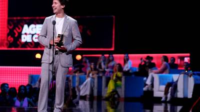 El youtuber mexicano Juanpa Zurita obtuvo el premio Agente de Cambio, en los Premios Juventud.