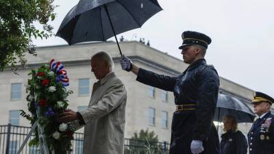 Biden colocó una ofrenda floral en honor a las víctimas de los atentados terroristas del 11 S.