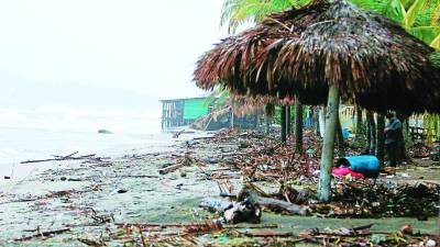 Las lluvias, producto del frente frío que aún afecta el país, dejaron calles anegadas en La Ceiba.