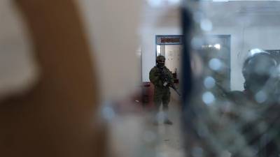 Foto de archivo de un militar que custodia el interior de una cárcel ecuatoriana.