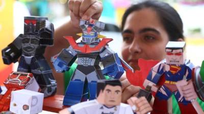 Susan Sabillón muestra algunas de las figuras más solicitadas por sus clientes.