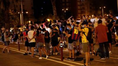 Gritos de 'Bartomeu, dimisión' y 'Messi, quédate' en las afueras del Camp Nou.