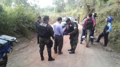 Policías realizan inspecciones en la colonia Suazo Córdoba.