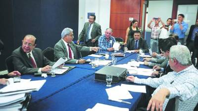 Continúan con el análisis de expedientes.