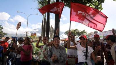 Chavistas esperan en la calle para votar en la consulta popular impulsada por los opositores del presidente Nicolás Maduro este 16 de julio de 2017, en Caracas (Venezuela). EFE