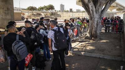 Migrantes hacen fila para solicitar papeles migratorios en la ciudad de Tijuana, en el estado de Baja California (México).