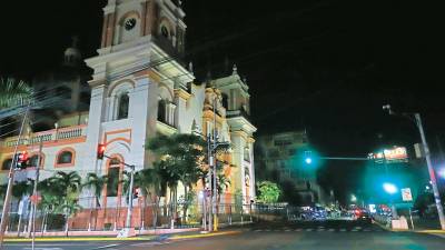 <b><span class=mln_uppercase_mln>Rechazo.</span></b> Con marchas y pancartas, empleados y dueños de negocios nocturnos han manifestado su rechazo al toque de queda.<span class=mln_uppercase_mln> Fotos: Melvin Cubas y Moisés Valenzuela</span>