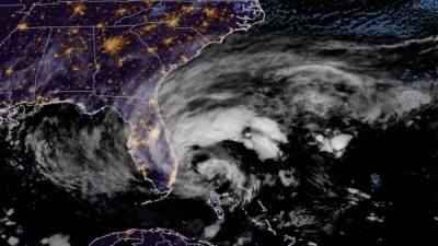 La tormenta tropical Nicole se dirige ahora hacia el Golfo de México tras azotar Florida como un ciclón de categoría 1.