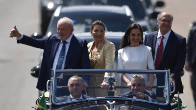 Lula llegó al Congreso tras desfile junto a su esposa, Rosangela y el vicepresidente Geraldo Alkmin, y su esposa, Maria Lúcia Ribeir en un Rolls Royce “Silver Wraith” sin capota.