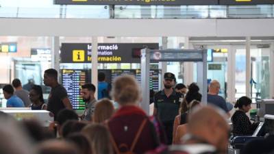 Pasajeros en el aeropuerto de Barajas, en Madrid, España.