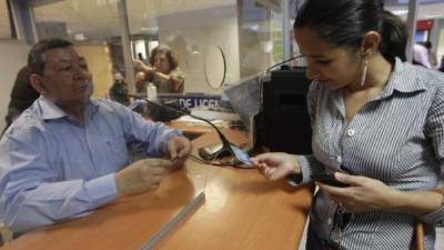 Alrededor de 75 mujeres solicitan la licencia de conducir a la semana.