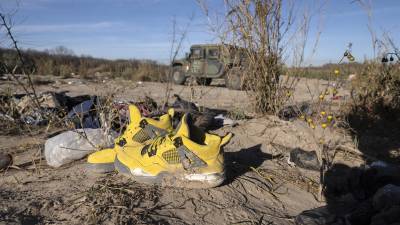 Vista de pertenencias de migrantes en la forntera estadounidense.