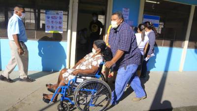 Acompañada de su hijo quién empuja su silla de ruedas, Reina Isabel Valeriano de 60 años ejerció el sufragio en el Centro de Educación Básica Gubernamental José Antonio Peraza del sector Rivera Hernández.