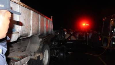 Según los Bomberos un vehículo doble cabina impactó con una volqueta que estaba aparcada en la carretera. FOTO Wilson Berrios