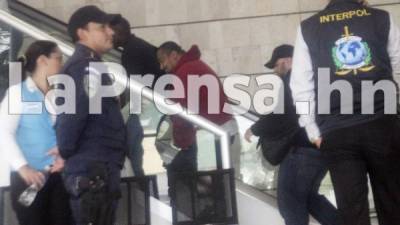 La foto muestra a Juving Alexander Suazo en el aeropuerto de Toncontín antes de ser extraditado hacia Estados Unidos.