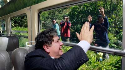 En esta fotgrafía el expresidente Alan García saluda a sus seguidores en uno de sus viajes a Machu Pichu en 2011. AFP