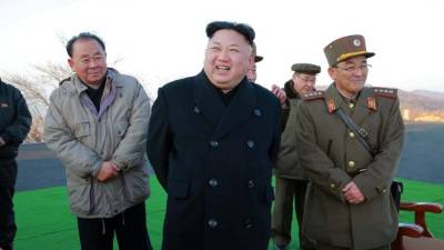 El líder norcoreano Kim Jong-un sonríe tras supervisar el disparo de 4 misiles al mar de Japón. AFP.