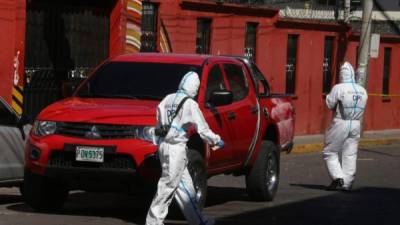 Agentes de Inspecciones Oculares recabaron indicios dejados en el auto tiroteado.