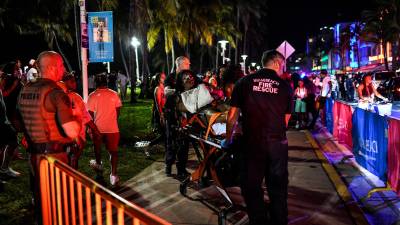 Las autoridades de Miami Beach traslada a una mujer herida en las descontroladas fiestas durante el Spring Break.