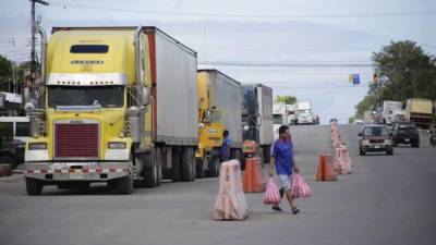Camiones de carga en el paso fronterizo entre Panamá y Costa Rica. EFE/Carlos Lemos/Archivo