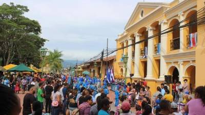 Miembros de la Corporación Municipal de Comayagua junto a las autoridades educativas, civiles y militares, se dieron cita en los bajos del Palacio Municipal de esta ciudad, para conmemorar una vez más la llegada de los Pliegos de Independencia.