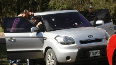 A las 10:22 pm del este sábado cuatro motorizados persiguieron a un joven hondureño que conducía un vehículo hacia la casa doña Aurora de Pineda, madre de Carlos David Pineda, uno de los universitarios asesinado en octubre de 2011 al sur de Tegucigalpa, denunció la rectora Julieta Castellanos.