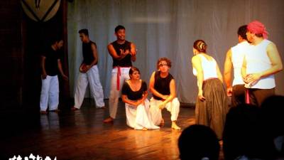 comuníquese. Si desea contactarse con Teatro la Fragua llame al teléfono 2647-0974 o al correo teatrolafragua@gmail.com.