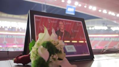 Así se vivió la previa del partido entre Inglaterra y Francia, empezando con el homenaje al periodista estadounidense, Grant Wahl.