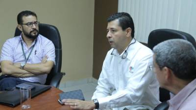 Arnaldo Castillo (centro), titular de la Secretaría de Desarrollo Económico, en la reunión que tuvo ayer con la junta directiva de la Anavih. Foto: Yoseph Amaya