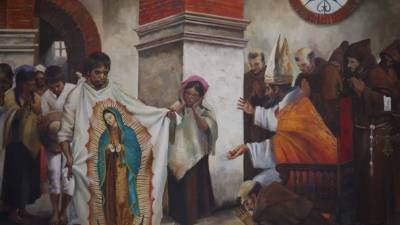 La historia del indio Juan Diego que mostró la tilma donde quedó estampada la virgen de Guadalupe a monseñor Zumarraga fue recreada por el pintor hondureño en la catedral sampedrana. Fotos: Yoseph Amaya y Wendel Escoto