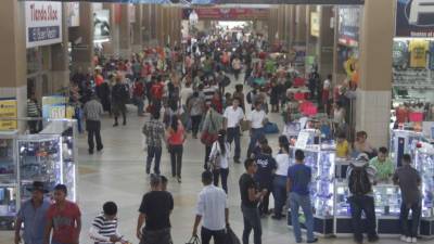 Decenas de personas caminan en la central metropolitana de buses de San Pedro Sula. Foto: José Cantarero
