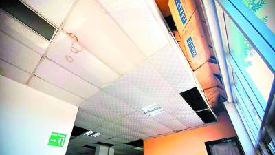 Imagen de un techo deteriorado y que pone en peligro a los hondureños.