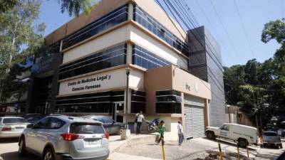 Los cadáveres fueron llevados a la morgue capitalina.