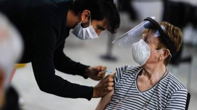 Una mujer recibe una dosis de vacuna en un centro de la provincia de Buenos Aires.