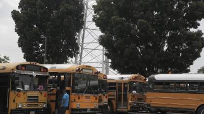 Las únicas unidades que están trabajando son las de servicio contratado, como las que trasladan personal de las maquilas. Foto: Melvin Cubas.