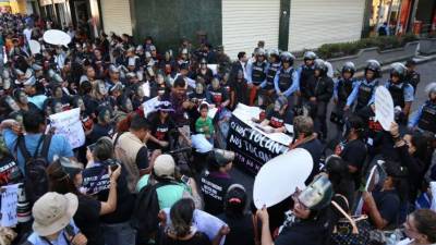 Grupos de mujeres organizadas protestan en Tegucigalpa, capital de Honduras, exigiendo justicia por el asesinato de cientos de mujeres.