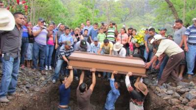 En una sola fosa fueron enterrados los cadáveres de los cinco familiares que murieron en el accidente.