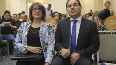 Los representantes de la Misión de Apoyo Contra la Corrupción y la Impunidad en Honduras (MACCIH), Ana María Calderón Boy (i) y Marco Villeda (d), durante la celebración del 'Foro Alcances e implicaciones de la Ley de Colaboración Eficaz en el combate a la Corrupción e Impunidad' en Honduras. EFE