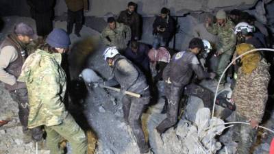 A Syrian man salvages items from the rubble in Douma on the outskirts of Damascus on April 16, 2018 during an organised media tour after the Syrian army declared that all anti-regime forces have left Eastern Ghouta, following a blistering two month offensive on the rebel enclave.The announcement, which represents a key strategic victory for President Bashar al-Assad, came just hours after US-led strikes pounded Syrian government targets in response to a suspected chemical attack on the enclave's main town of Douma. / AFP PHOTO / LOUAI BESHARA