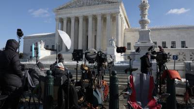 El supremo examina la política migratoria de Biden con casos de dos indocumentados encarcelados por varios meses tras solicitar asilo.