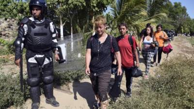 La Guardia Nacional resguarda la frontera entre Guatemala y México; incluso varios militares se encuentran en las orillas del río Suchiate para impedir el paso de los migrantes que viajan de forma irregular.