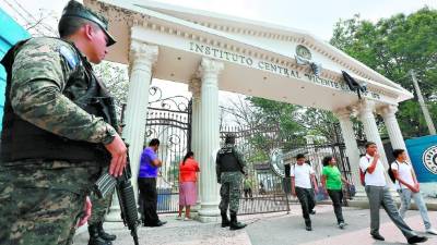 Los estudiantes del Central están siendo resguardados.